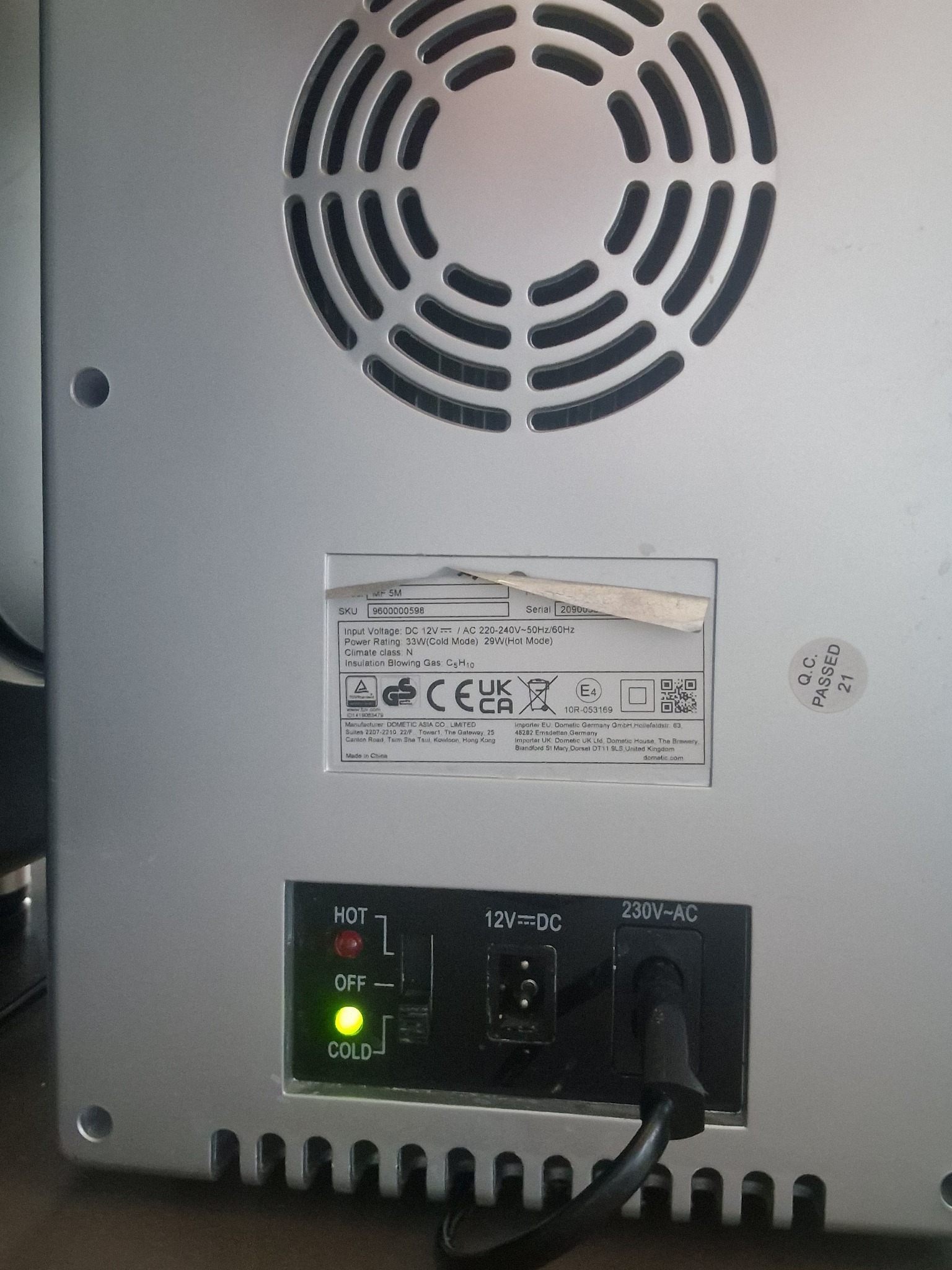 Rückseite und Typenschild des Dometic Mini-Kühlschranks