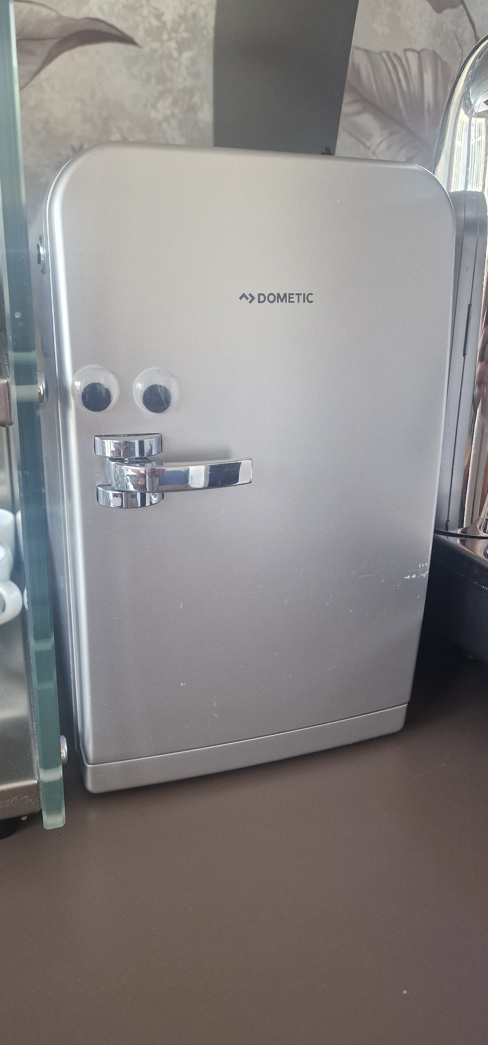 Dometic Mini-Kühlschrank für Milch – Außenansicht